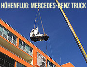 Höhenflug - mit Mercedes-Benz und Fleetboard ging es auf zu neuen Höhen: Spektakuläre Vorbereitungen am MÜNCHEN HOCH5 - eine 7,7 t schwere Mercedes-Benz Actros Zugmaschine flog durch den Münchner Himmel  (©Foto. Martin Schmitz)
